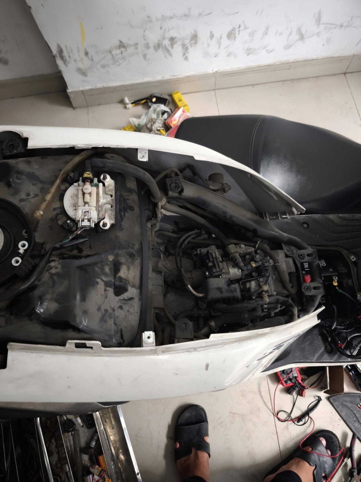 Minh hoạ vá lốp xe máy tận nơi